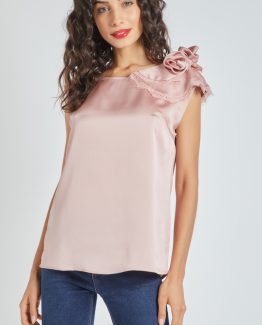 Blusa satinada con flor en el hombro - Tutto Tempo