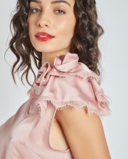 Blusa satinada con flor en el hombro - Tutto Tempo