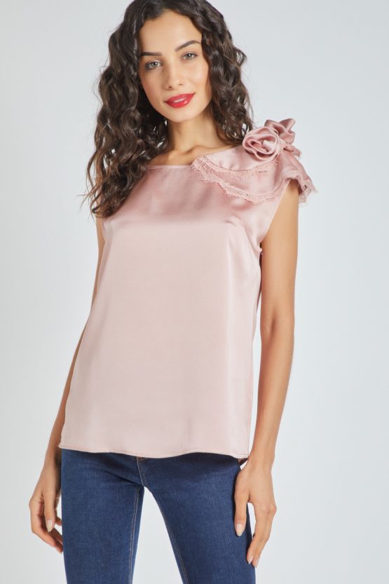 Blusa satinada con flor en el hombro - Tutto Tempo
