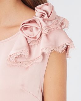 Blusa satinada con flor en el hombro - Tutto Tempo