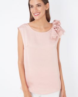 Blusa satinada con flor en el hombro - Tutto Tempo