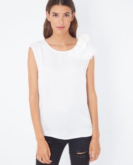 Blusa satinada con flor en el hombro - Tutto Tempo