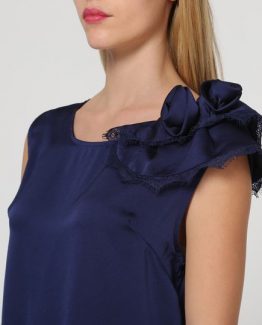 Blusa satinada con flor en el hombro - Tutto Tempo
