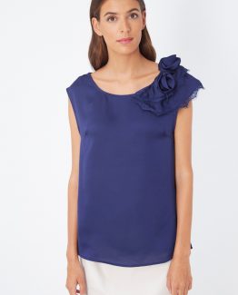 Blusa satinada con flor en el hombro - Tutto Tempo