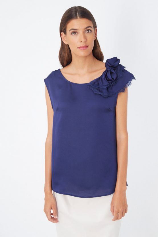 Blusa satinada con flor en el hombro - Tutto Tempo