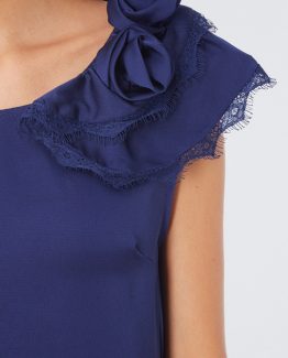 Blusa satinada con flor en el hombro - Tutto Tempo