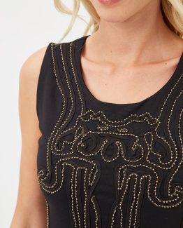 Vestido entallado con tachuelas