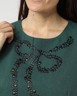Vestido con tachuelas