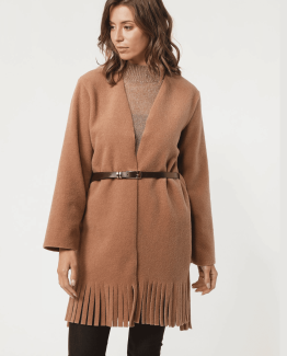 Abrigo camel con textura afelpada suave.