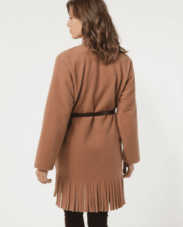 Abrigo camel con textura afelpada suave.