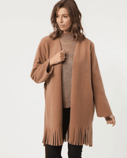 Abrigo camel con textura afelpada suave.