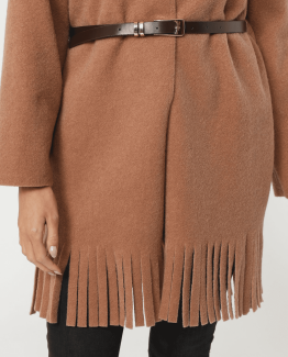 Abrigo camel con textura afelpada suave.