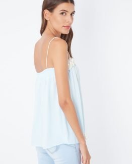 Top de tirantes con detalles bordados