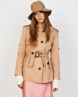 Trench cruzado con cinturón