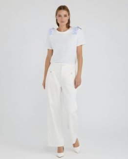 Camiseta con volantes en los hombros