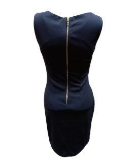 Vestido entallada con cadenas decorativas