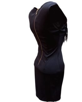 Vestido entallada con cadenas decorativas
