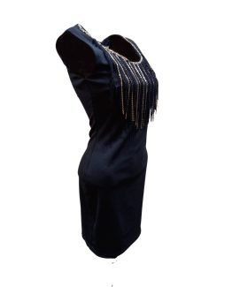 Vestido entallada con cadenas decorativas
