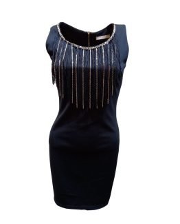 Vestido entallada con cadenas decorativas